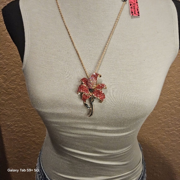 RED FLOWER STATEMENT NECKLACE - Picture 3 of 3